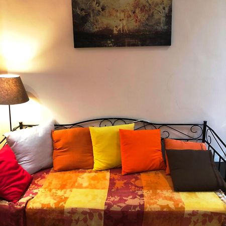 Apartemen 80 m² dengan 3 kamar tidur dan 1 kamar mandi pribadi di Exarchia Athena Bagian luar foto