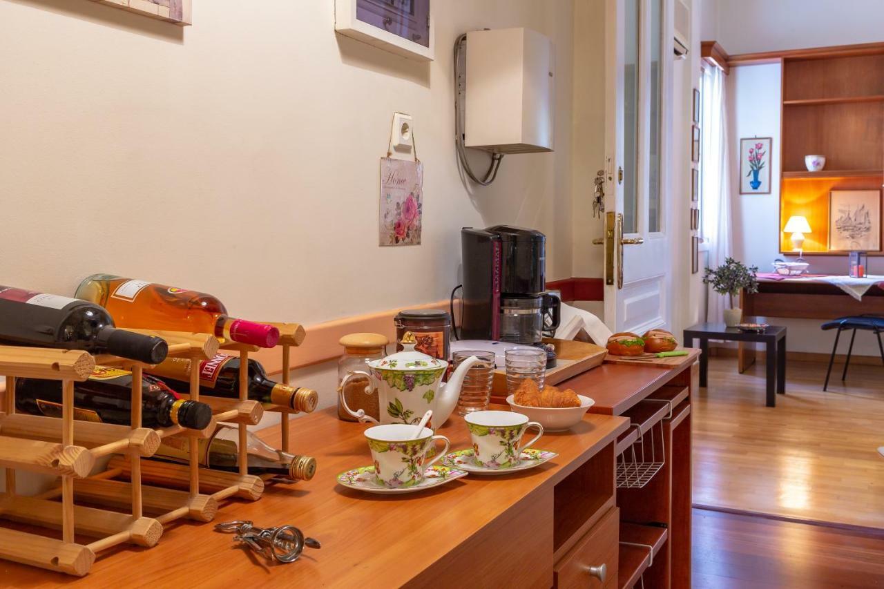 Apartemen 80 m² dengan 3 kamar tidur dan 1 kamar mandi pribadi di Exarchia Athena Bagian luar foto
