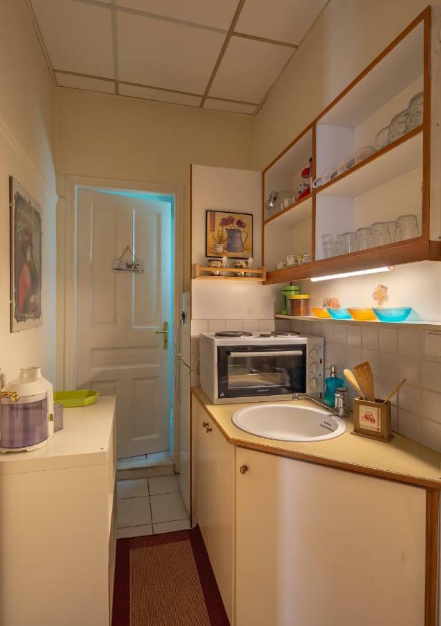 Apartemen 80 m² dengan 3 kamar tidur dan 1 kamar mandi pribadi di Exarchia Athena Bagian luar foto
