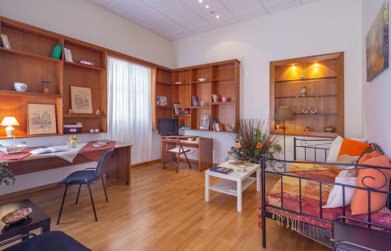 Apartemen 80 m² dengan 3 kamar tidur dan 1 kamar mandi pribadi di Exarchia Athena Bagian luar foto