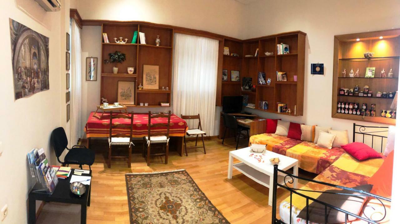 Apartemen 80 m² dengan 3 kamar tidur dan 1 kamar mandi pribadi di Exarchia Athena Bagian luar foto