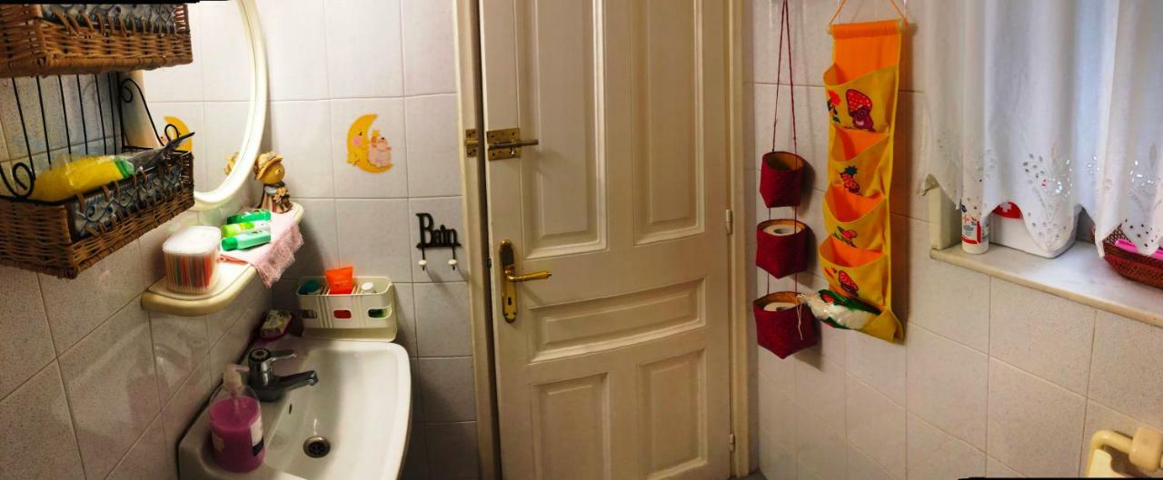 Apartemen 80 m² dengan 3 kamar tidur dan 1 kamar mandi pribadi di Exarchia Athena Bagian luar foto